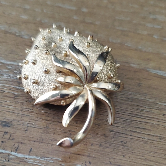 Trifari Gold Tone Strawberry Brooch - Picture 4 of 4